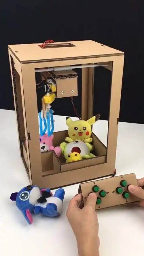 自己用纸板做了个夹娃娃机,看完这一幕真是长见识了