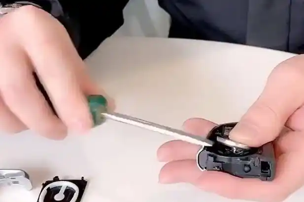 宝马525钥匙更换电池图解