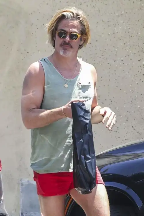 失足老头chris pine流落街头