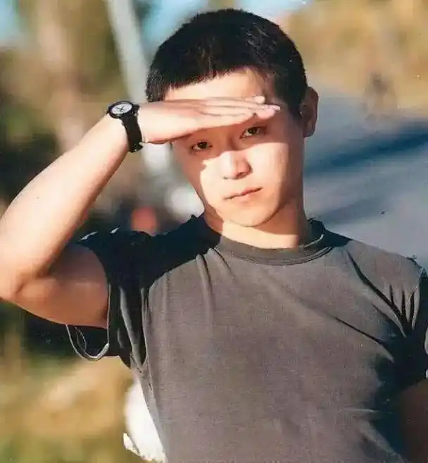 根本走不出来,bgm和窦唯很配,窦唯衣品很好! - 抖音