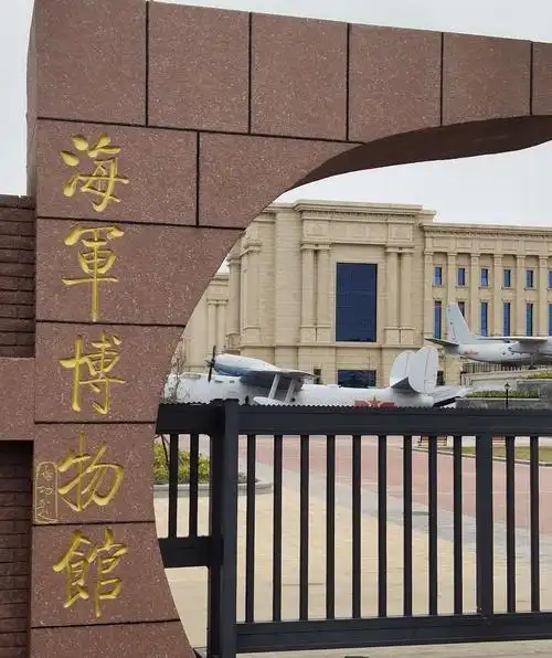 观看海底世界水族馆,游小青岛海军博物馆(2020.10.31)