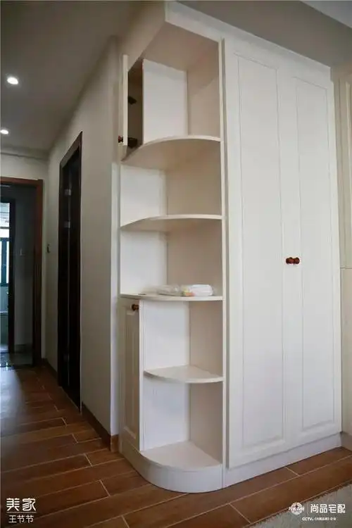 这边的柜子主要放先生的衣物,侧面做开放式圆弧柜,视觉上更柔和