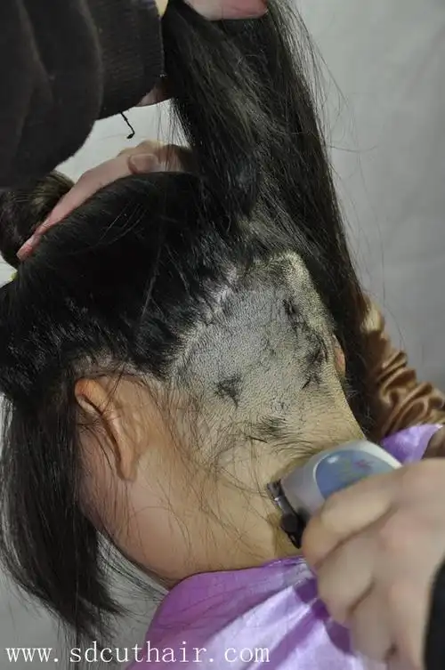 卷发美女剃bob深度01736