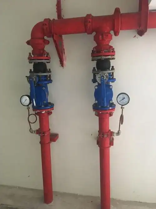 集水井潜污泵排出管上压力表下的旋塞阀未安装.