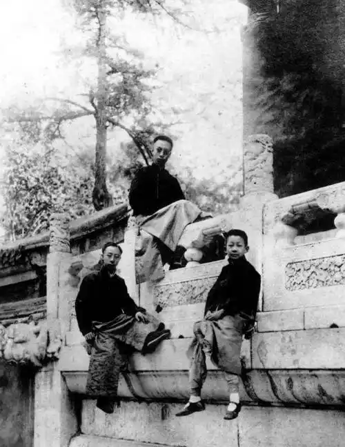 冯玉祥为何要把退位后的溥仪逐出紫禁城?不外乎二字,一名一利