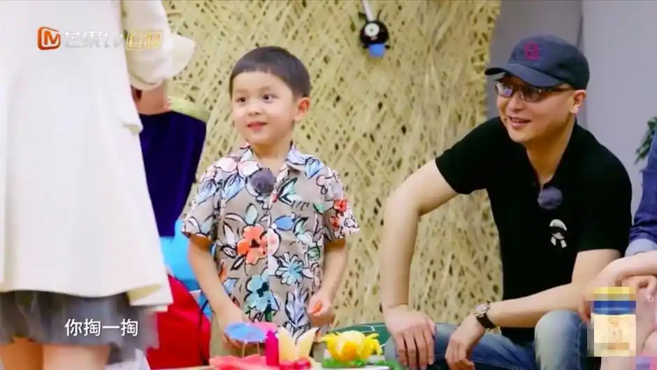 大麟子爸爸节目首亮相带眼镜帽子扮玩偶画面超温馨