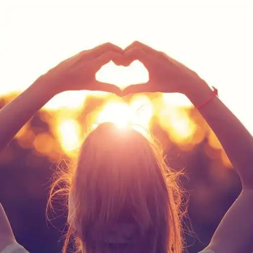 爱心手势女生背影头像图片