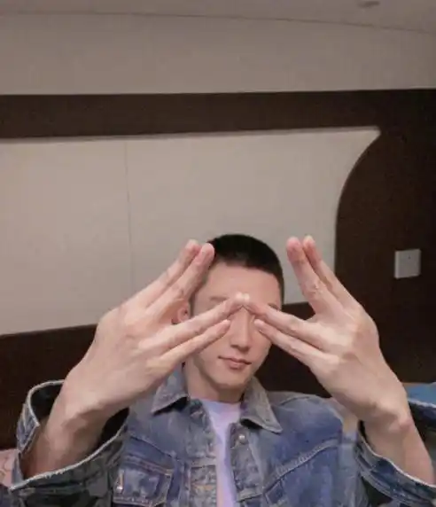 原创黄景瑜终于发自拍剃寸头难掩180斤的脸颜值跌落神坛