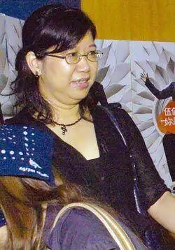 乐坛传奇人物演唱会永远一把吉他一个风扇,与53岁妻子恩爱如初