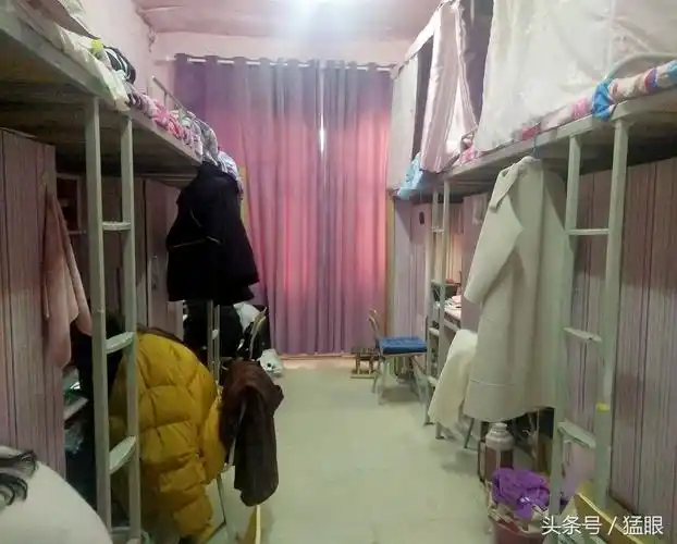 大学女生宿舍上铺搭帐篷睡里面安静还有自己的小空间