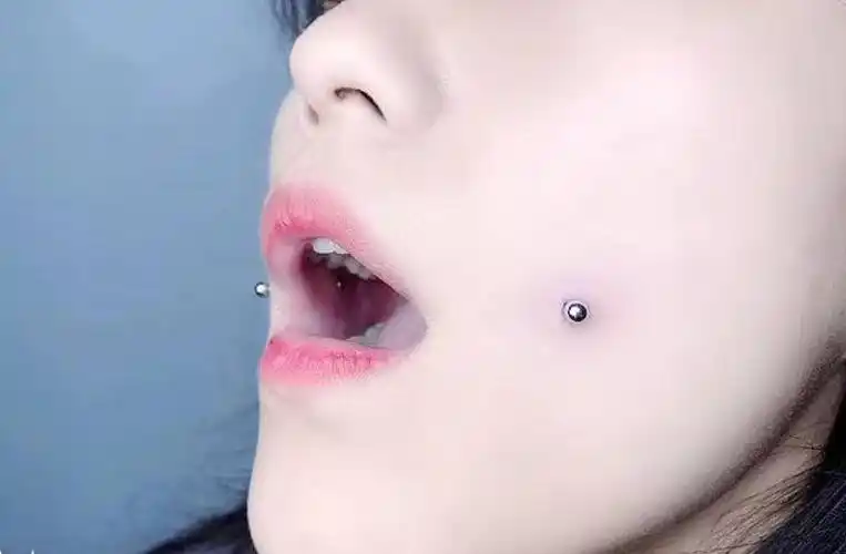 16g脸颊钉酒窝钉纹身图片_穿孔脸颊钉纹身图案