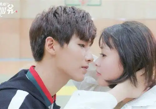 校园甜蜜初恋情侣图片_爱的酸甜苦辣