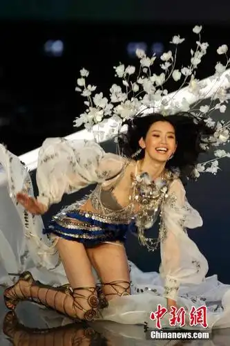 奚梦瑶维密t台不慎跌倒 全程微笑