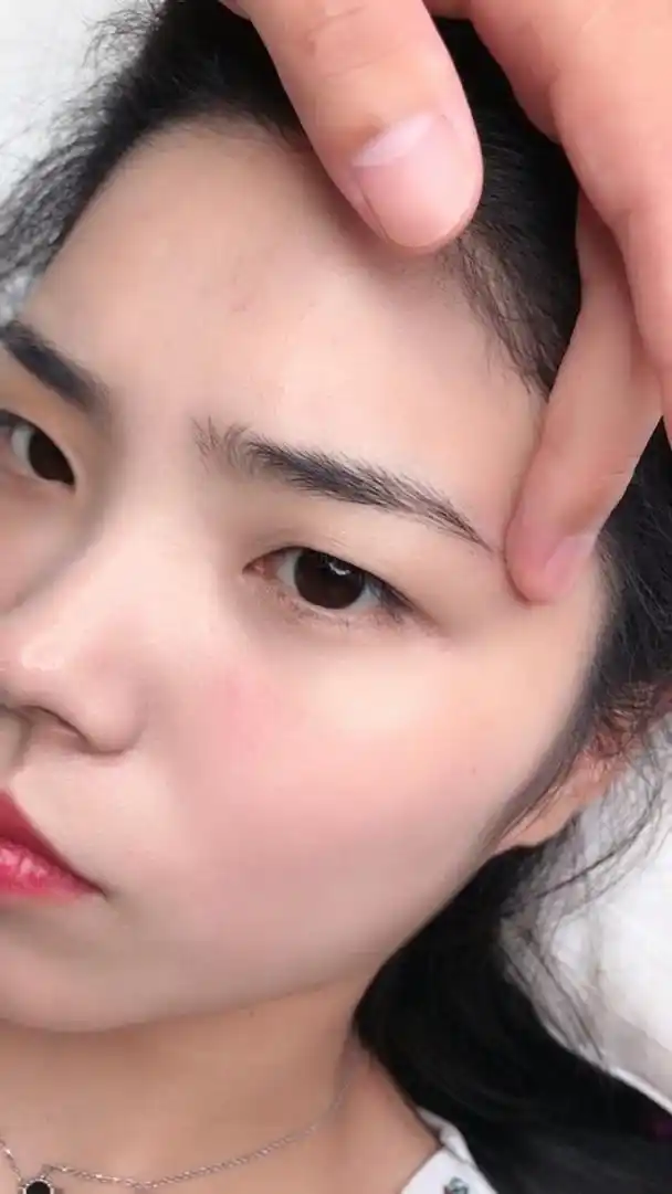 太阳穴凹陷的顾客眉型设 顾客得眉毛很好,不需要做眉毛了