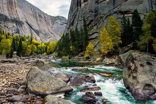 额尔齐斯河峡谷长约30公里,峡谷两岸绝壁对峙,石峰兀立.步入其中