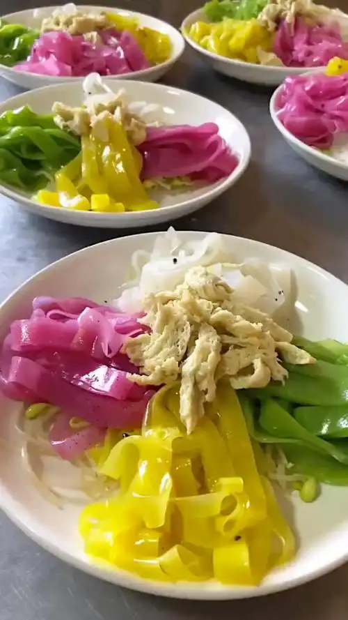 五彩果蔬凉皮,色香味俱全,2021年夏天最火爆的小吃 ,欢迎咨询!