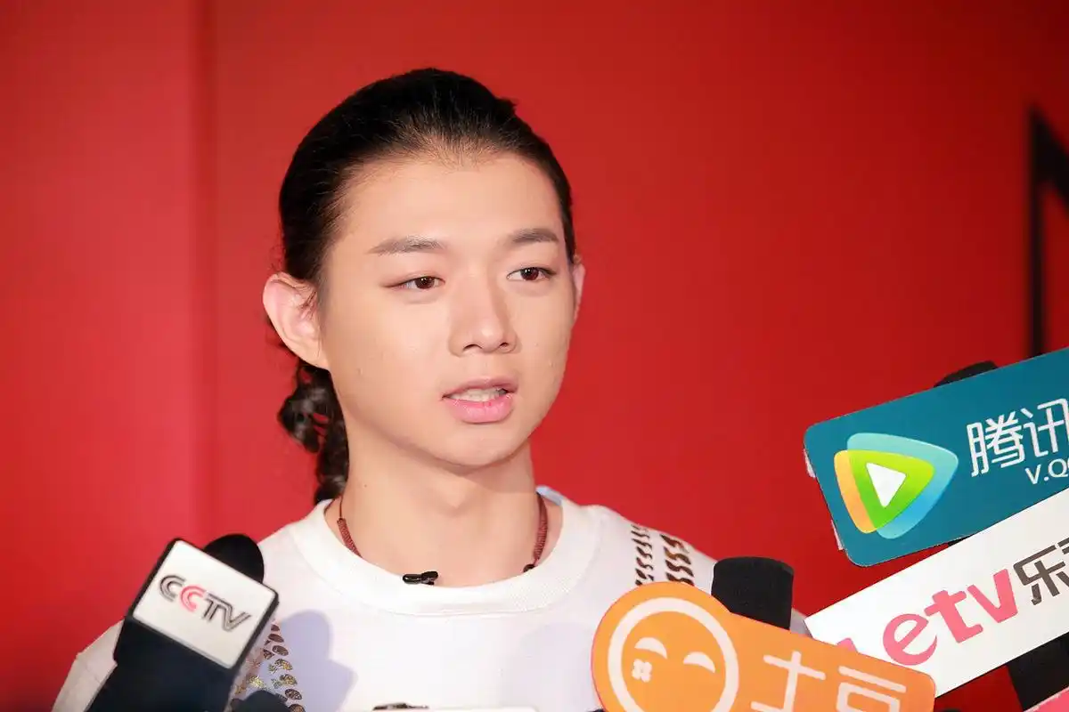 火风回应霍尊新恋情,称赞女方很有教养,同意二人婚事但时间未定,5月16