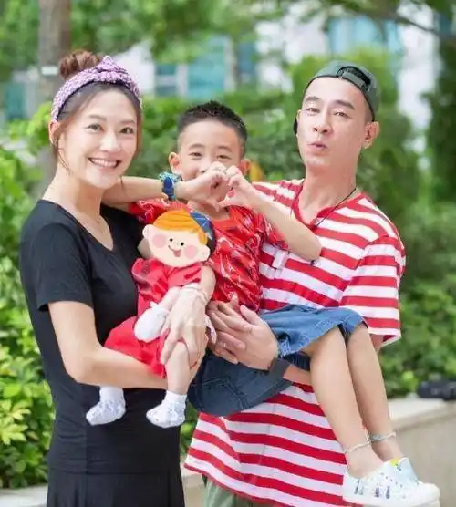 应采儿二胎剖腹产画面曝光,哥哥jasper开心