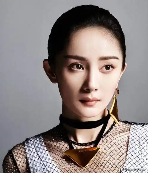 杨幂总算不秃头了,盘着头发拍写真尽显女王范,这状态真不像36岁_造型