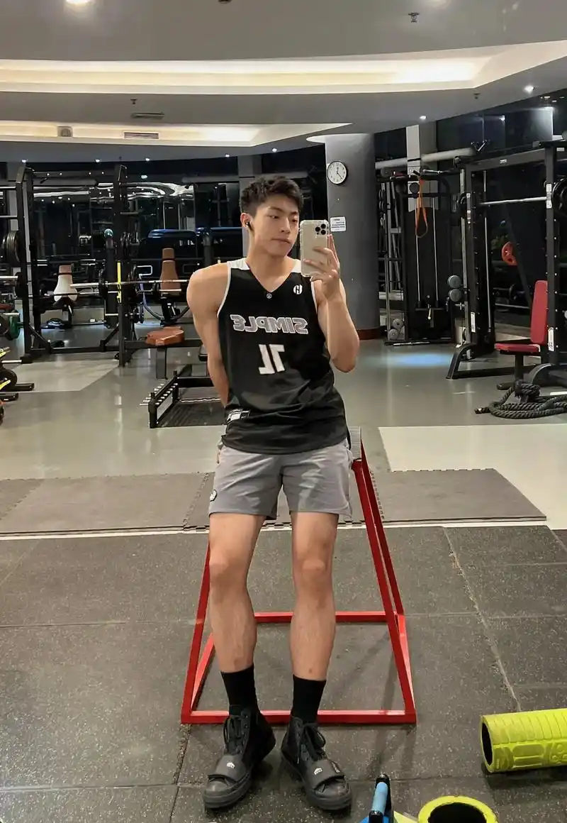 身材不就是最好的穿搭单品吗#男生穿搭 #体育生 #自律 - 抖音