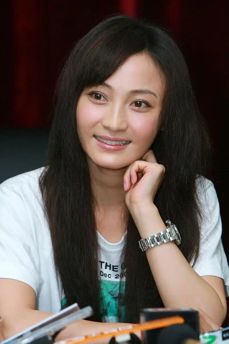 憔悴的现身,双眼有些浮肿,脸也瘦成了瓜子脸,她透露自己现在生病住院