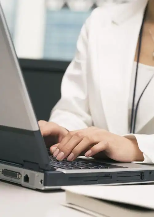 工作中的职业美女图片