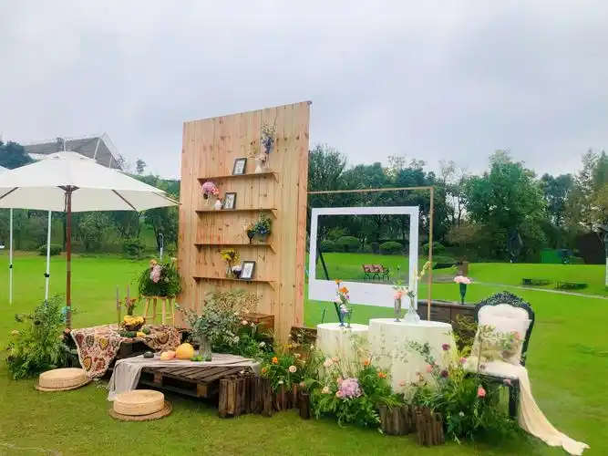 户外草坪婚礼自助餐