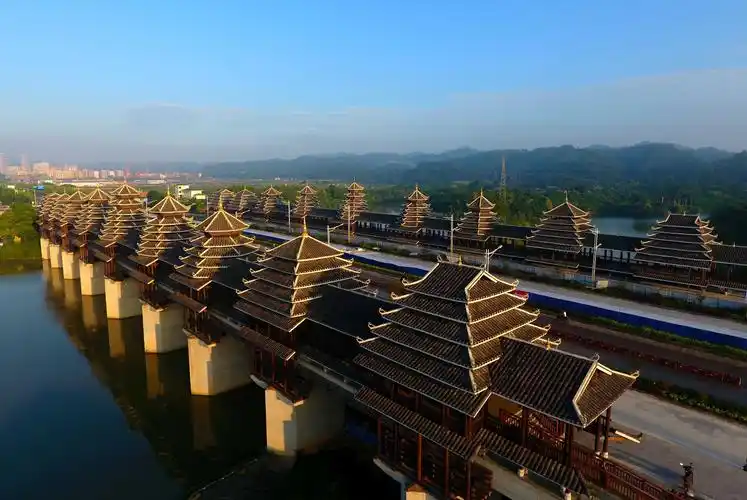 这是位于南宁市相思湖上的三江侗族风雨桥(8月20日摄).