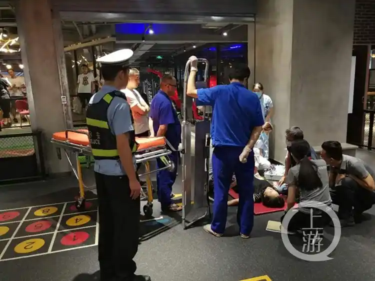 女子在健身房连续游泳一小时后昏倒了
