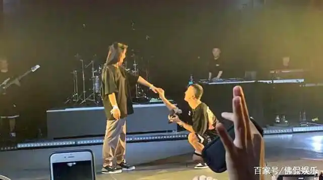 jonyj演唱会上求婚,一句"老子爱你",甜爆全场