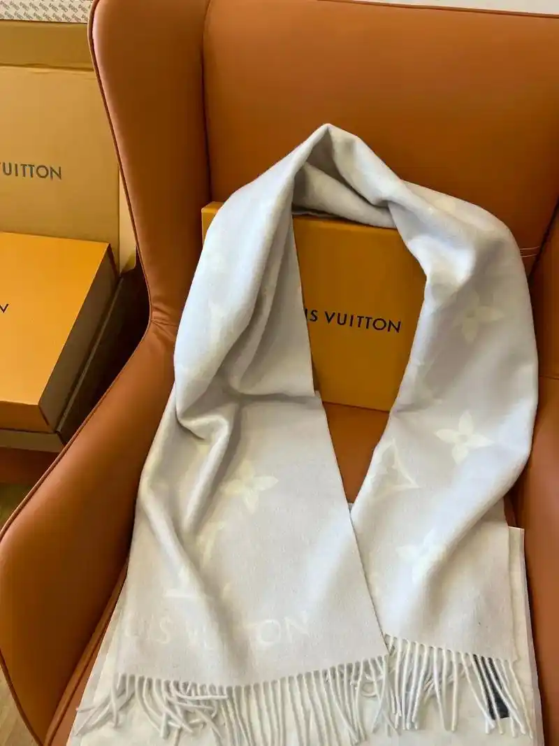 灰白配色lv经典款围巾.lv 3336363231323317 - 抖音