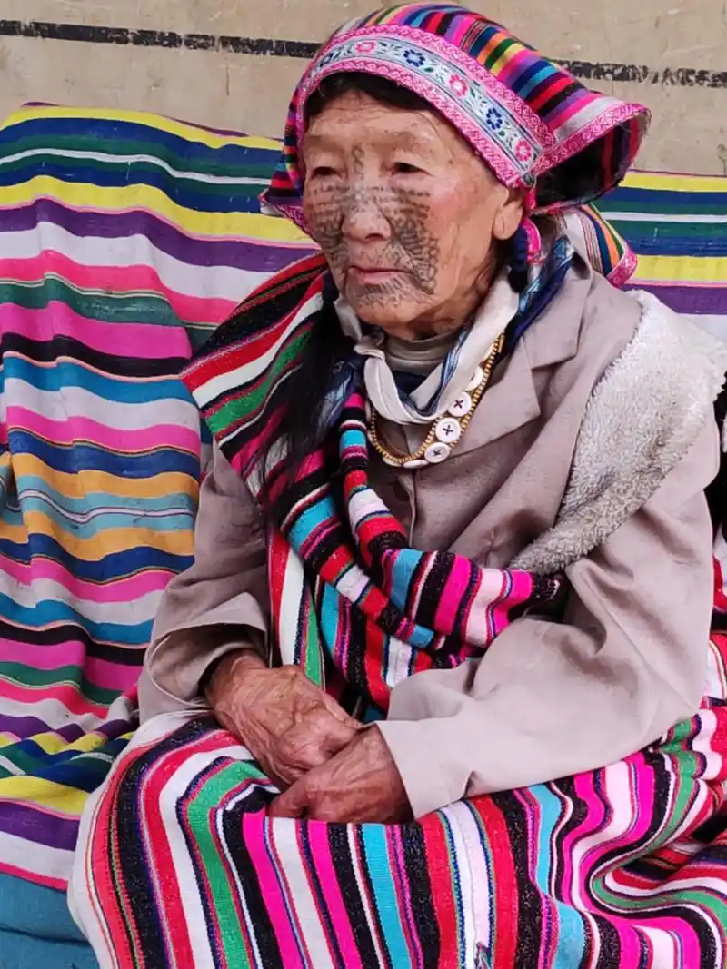 独龙族纹面女,84岁.目前中国仅还有三人! - 抖音