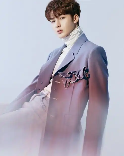 朱正廷写真挑战复古香芋紫西装显温柔气质