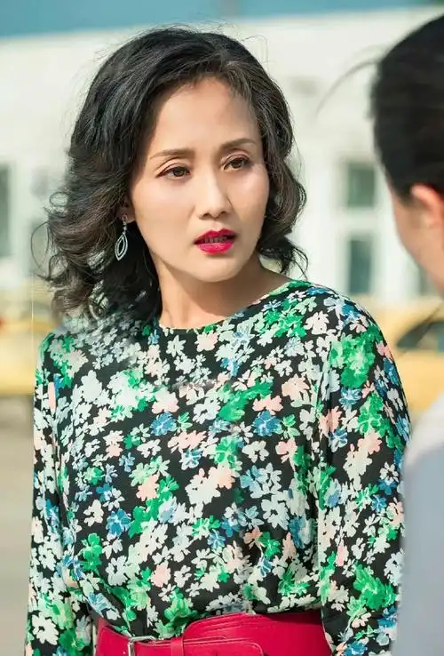 李颖,美艳动人,温柔秀丽的写真照!__财经头条