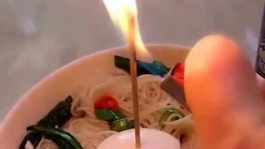 今天我的生日这样用一碗泡面度过祝我明年生日快乐