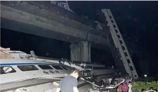 回顾温州动车事故中幸存下来的小伊伊如今怎么样了