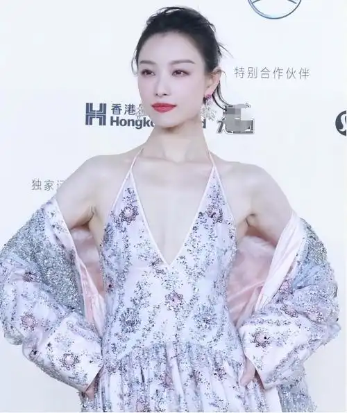 倪妮出席vogue盛典红毯整个人白到发光如同美神降临一般