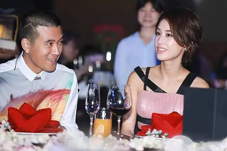 杨子黄圣依现身聚会,女方满脸无奈嘴角下撇疑婚变,更多黑料被扒_杨紫