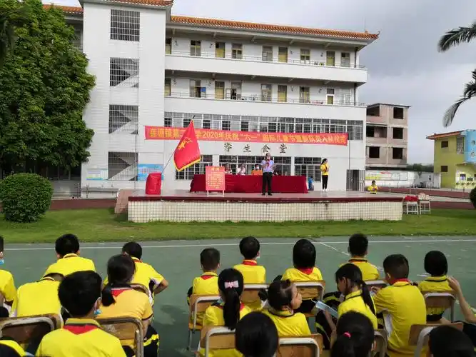 莲塘镇第二小学开展"迎接少代会,争做好队员"暨中国少年先锋队新队员