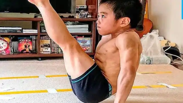 日本5岁肌肉小男孩,视李小龙为偶像,双节棍玩的超完美