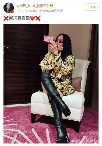 于是,张惠妹一边穿着开衩裙,一边蹬着恨天高,调侃自己是"特技高手".