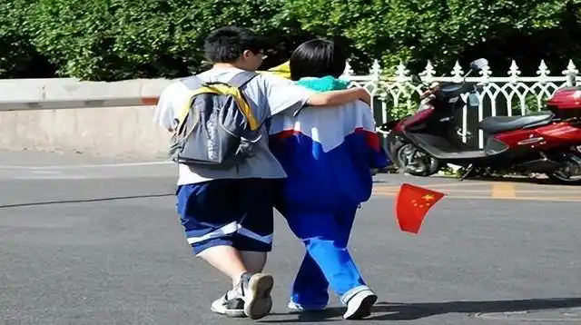 原创土豪小学生约网红看电影举止亲密还送手机网友太早熟