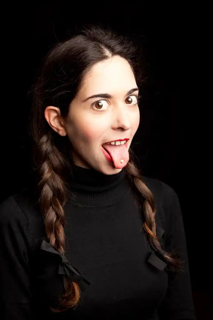 显示的舌头的神秘女人肖像