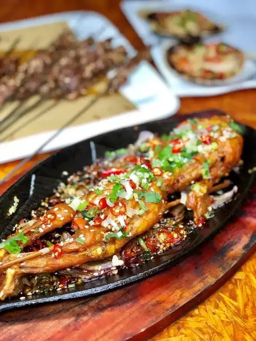 现杀的大牛蛙个非常大,铁板的高温将料汁锁进外皮焦脆的牛蛙里,光是