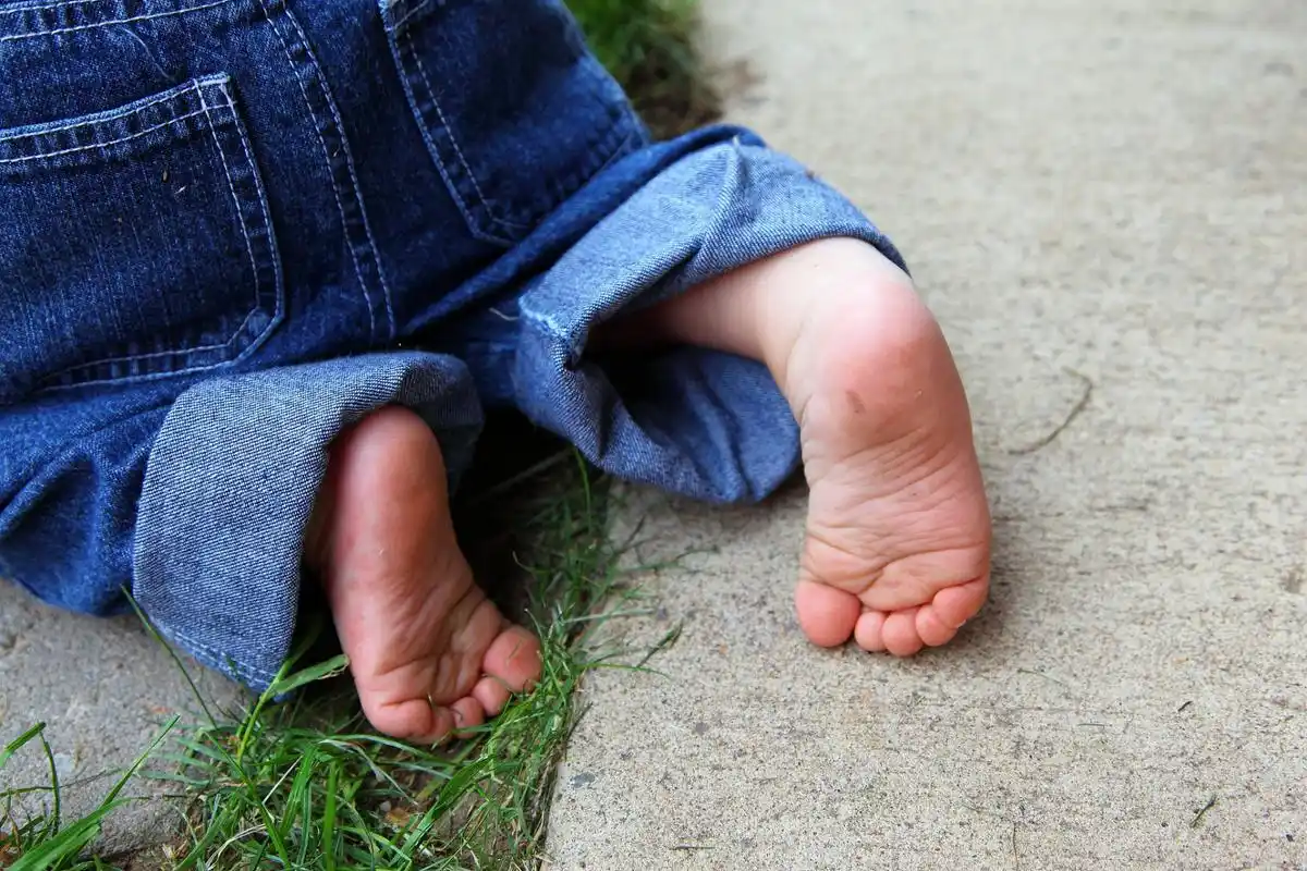 夏天宝宝喜欢光脚跑,老人说寒从脚起!育儿专家:光脚有3大好处   夏天