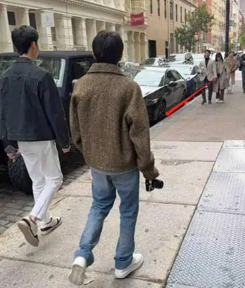 王源纽约逛街被偶遇,路人视角暴露身高,被指只有一米六