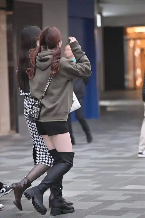 秋冬季节的过膝长靴搭配,每个人选择的风格和款式都不一样_黑色_美女