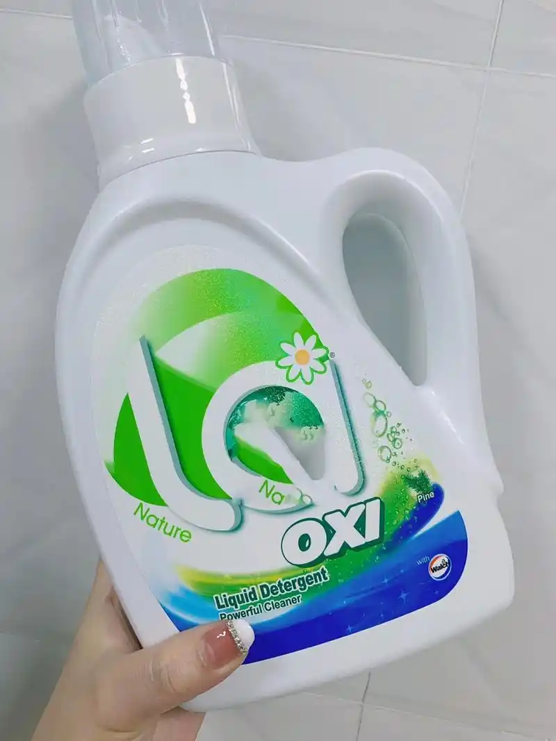 图一:威露士原味有氧除菌除螨洗衣液 洗衣液呈蓝色;液体较清澈;两款