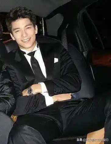 喜欢游泳健身,八块腹肌明显,让人想入