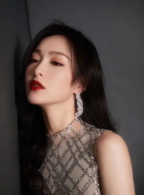 唐嫣红毯造型身穿高定礼服优雅大气时尚靓丽